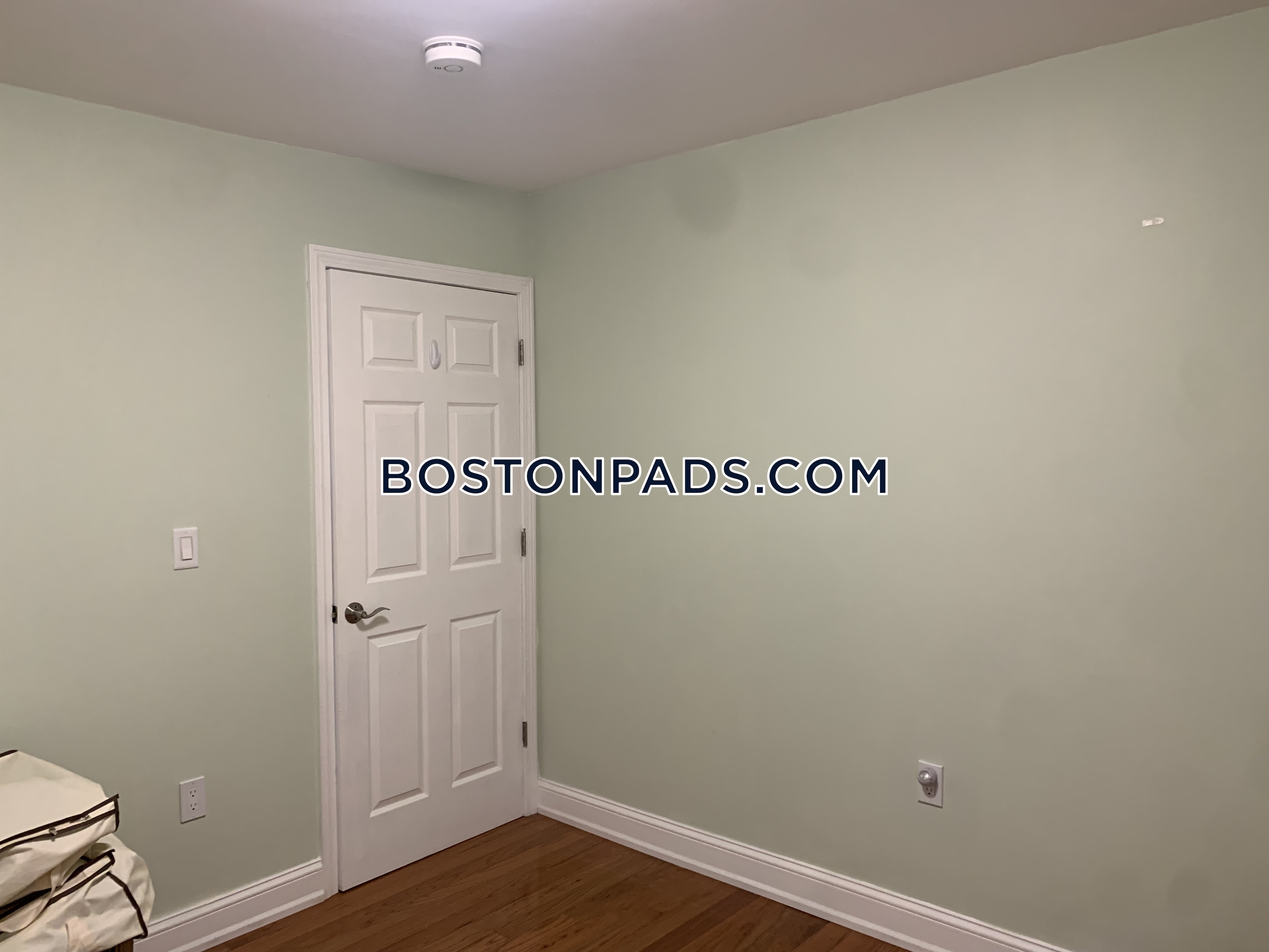 1495 Hyde Park Ave, Hyde Park