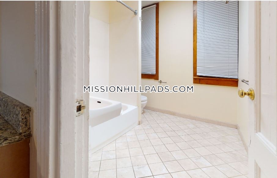 192 Hillside St, Mission Hill