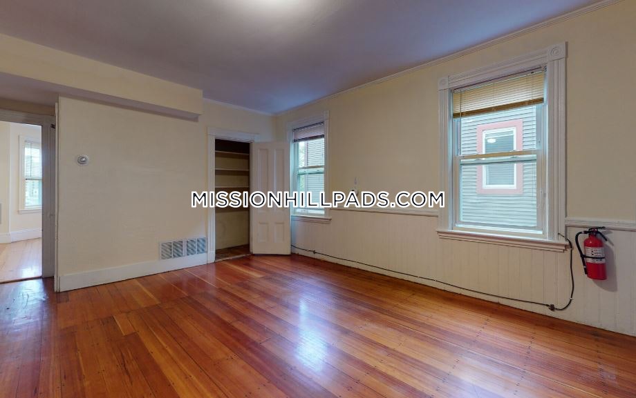 192 Hillside St, Mission Hill