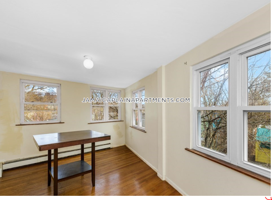 47 Creighton, Jamaica Plain