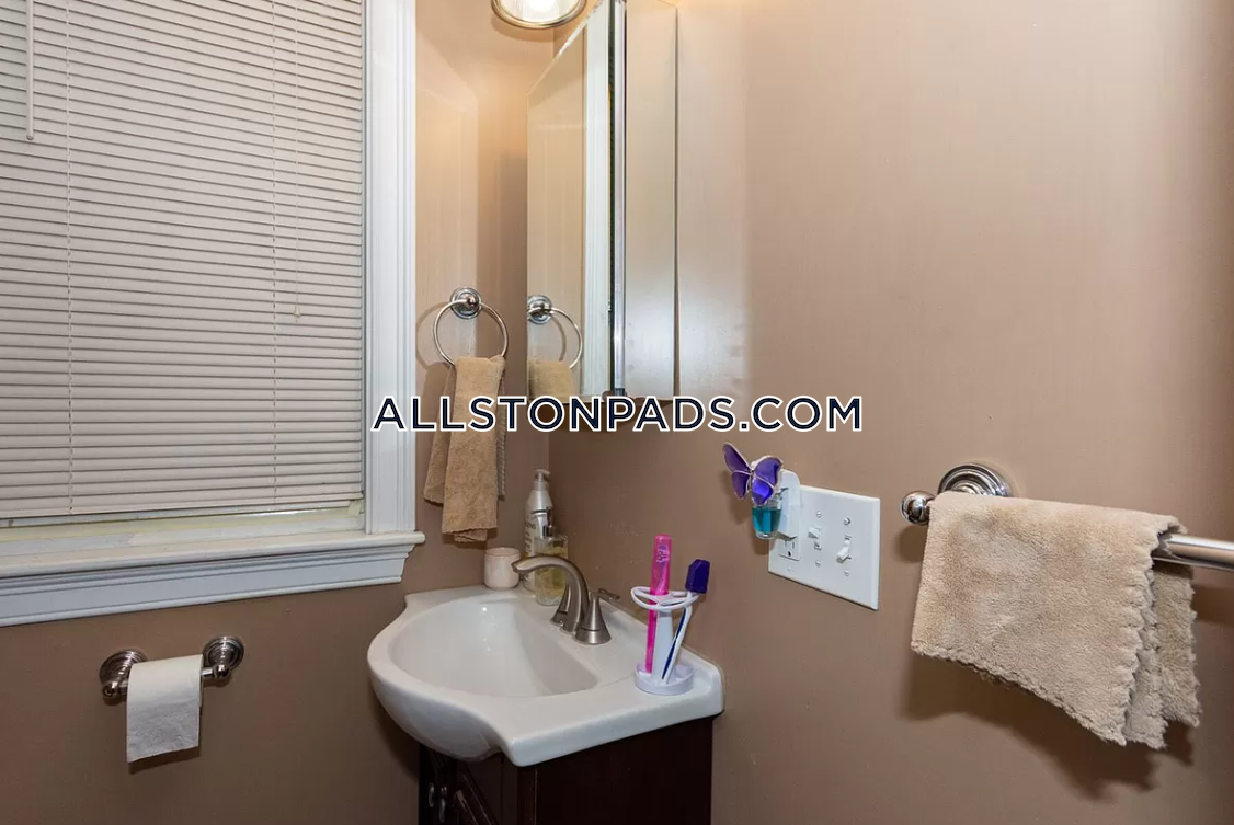 8 Saint Lukes Rd, Allston