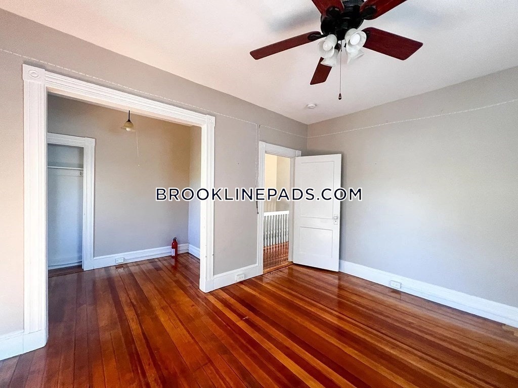 20 Winslow Rd, North Brookline