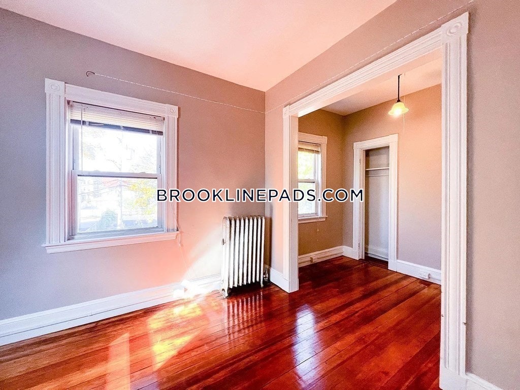 20 Winslow Rd, North Brookline