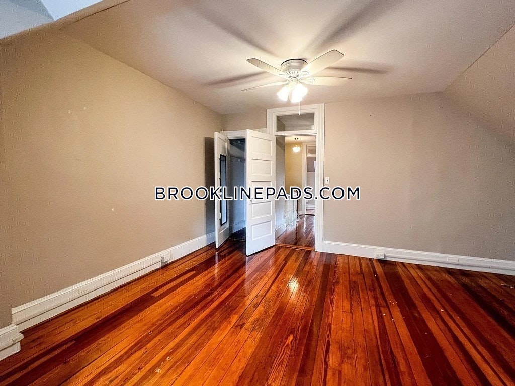 20 Winslow Rd, North Brookline