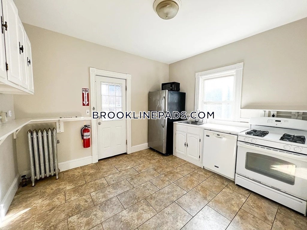 20 Winslow Rd, North Brookline