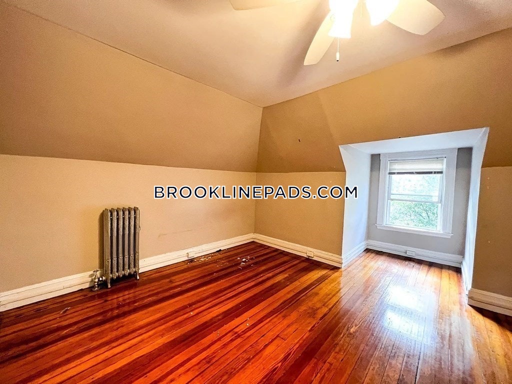 20 Winslow Rd, North Brookline