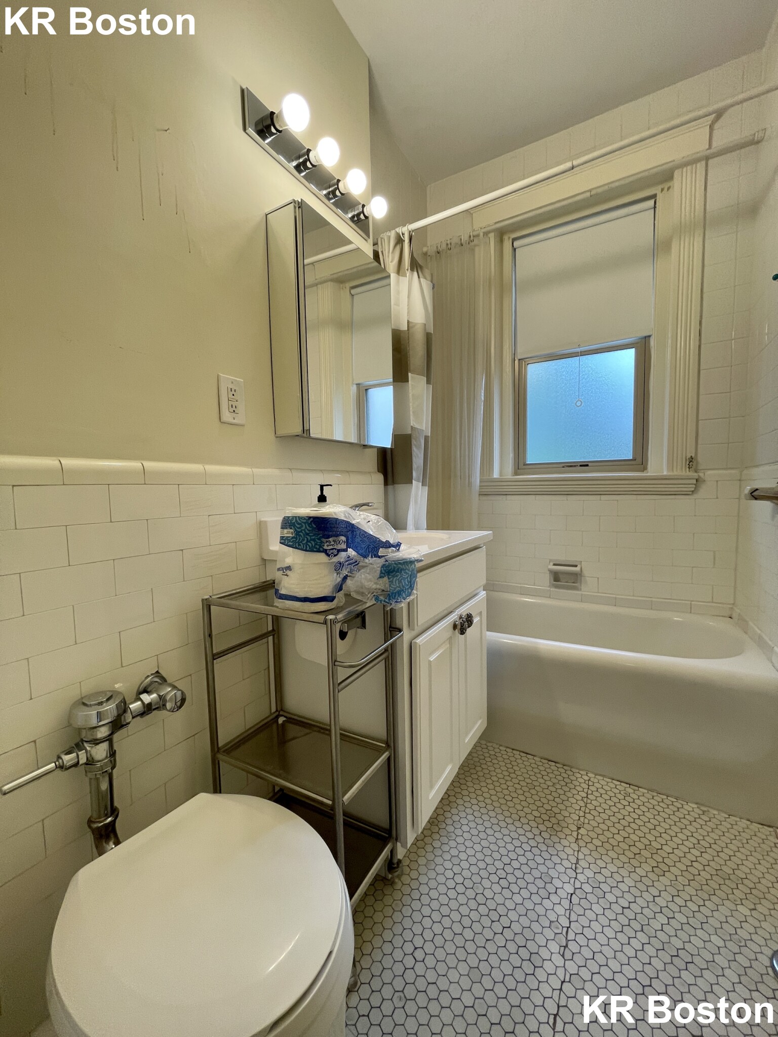 18 Alton Pl, Longwood