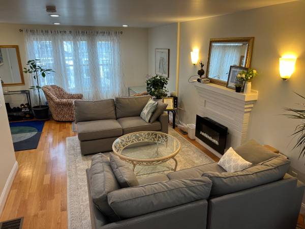 8 Goodman Rd, Central Square