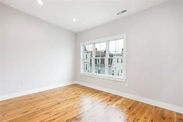 182 7th St, South Boston