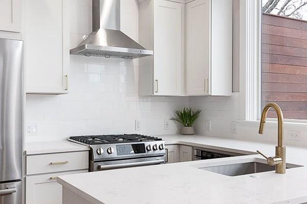 182 7th St, South Boston