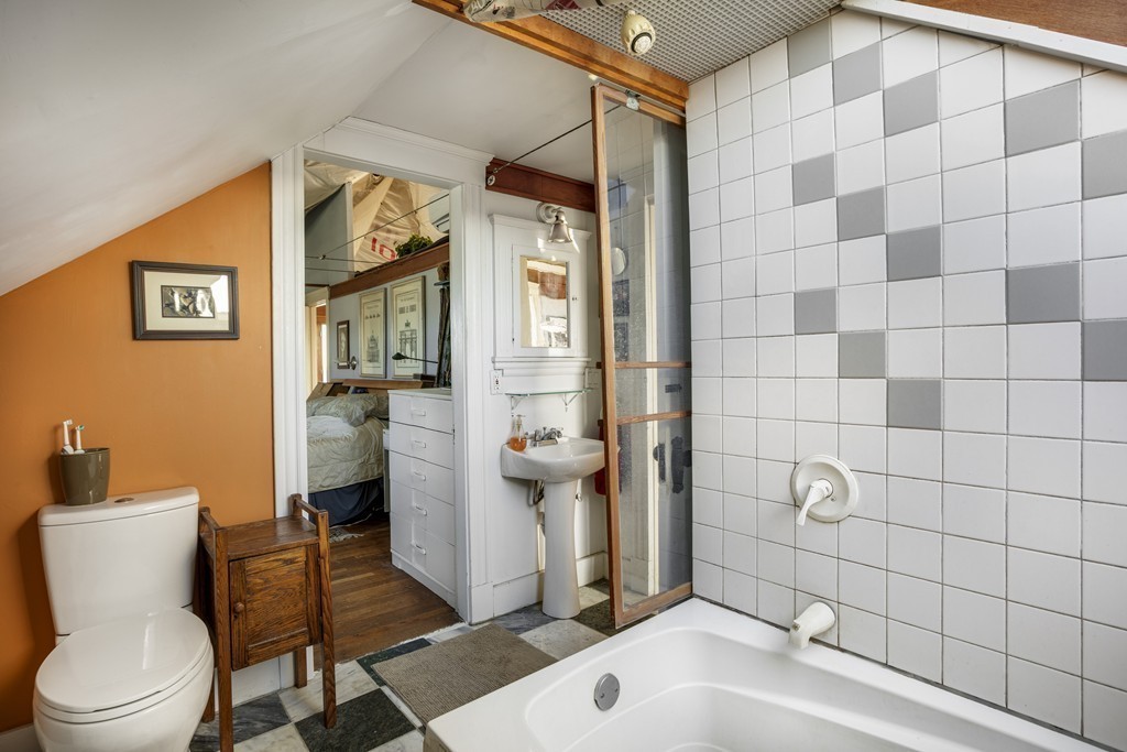 187 Winthrop Shore Dr, Winthrop