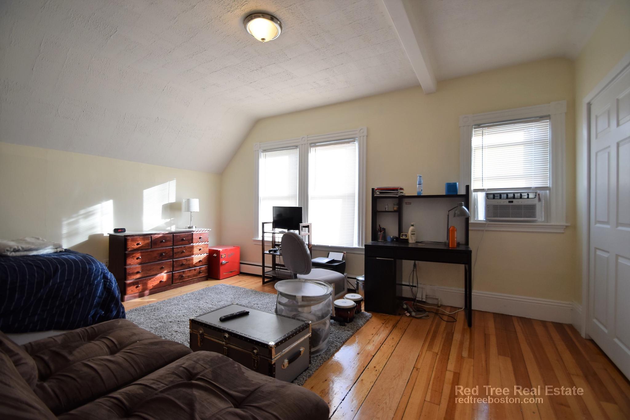 44 Pratt St, Allston