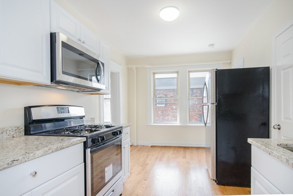 17 Yuill Cir, Hyde Park