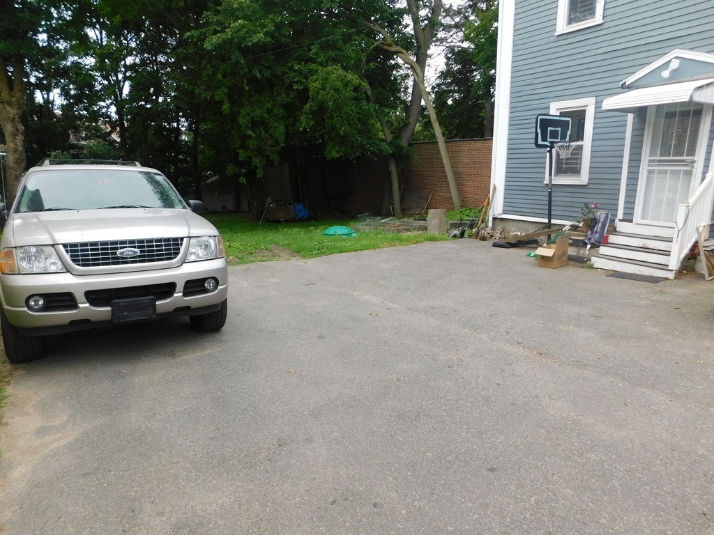 81 Mount Pleasant Ave, Roxbury