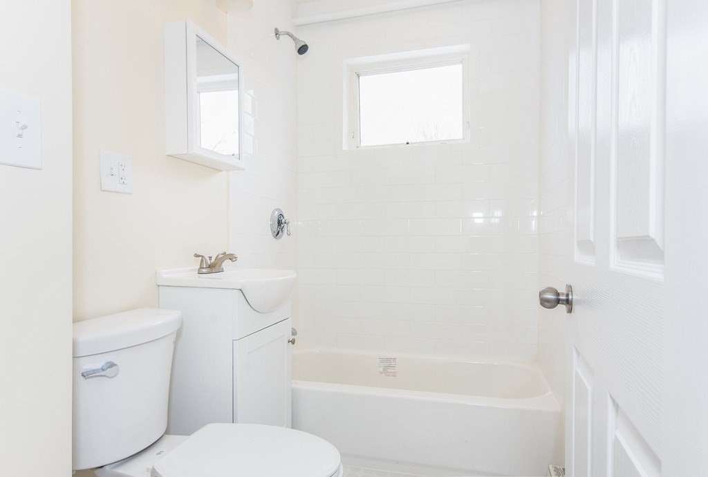 17 Yuill Cir, Hyde Park