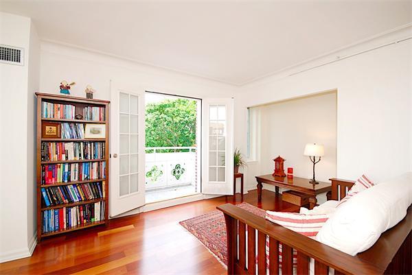 20 Chapel St, Longwood