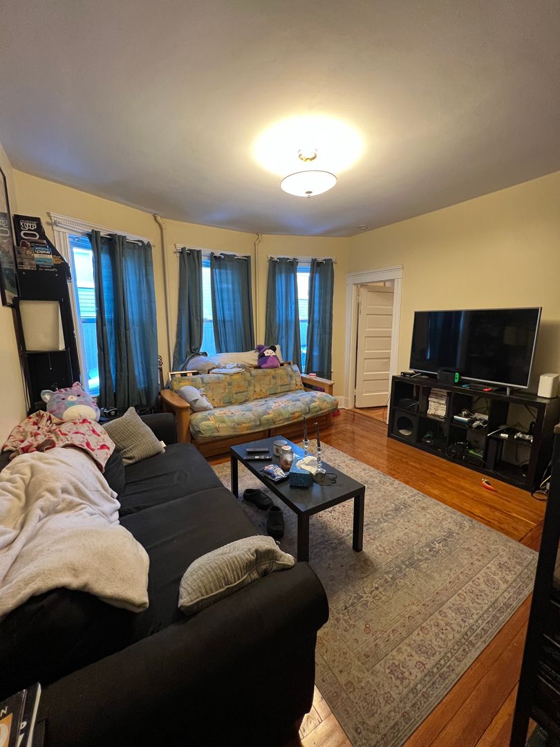 17 Dow St, West Somerville