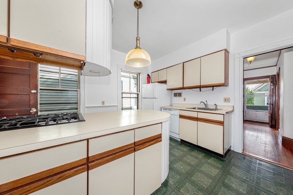 59 Hawthorne St, Davis Square