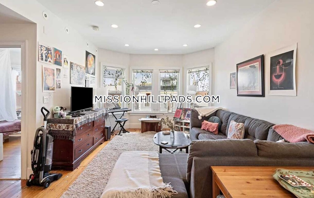 70 Hillside St, Mission Hill