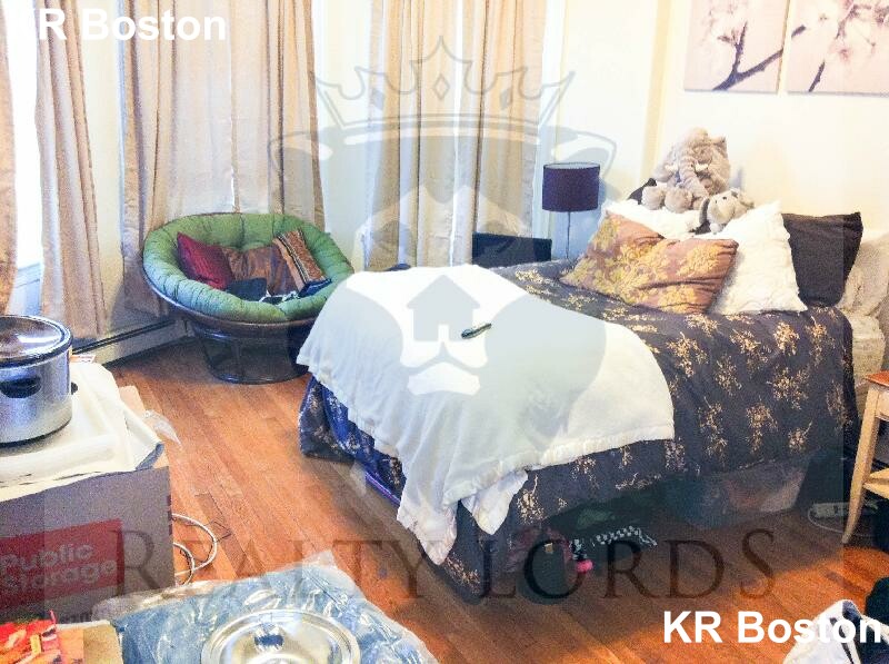 208 Winthrop Rd, Washington Square