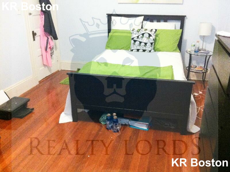 208 Winthrop Rd, Washington Square