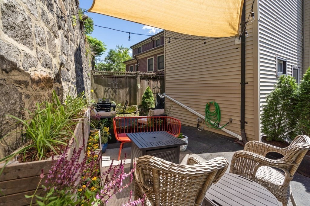 21 Wall St, Medford Street / The Neck