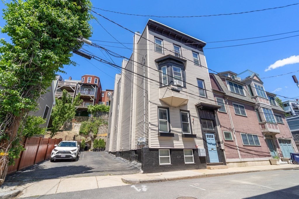 21 Wall St, Medford Street / The Neck