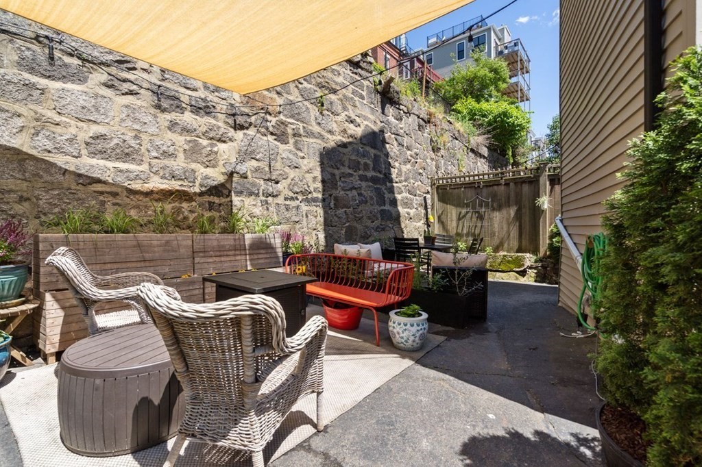 21 Wall St, Medford Street / The Neck