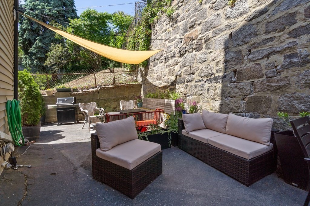21 Wall St, Medford Street / The Neck