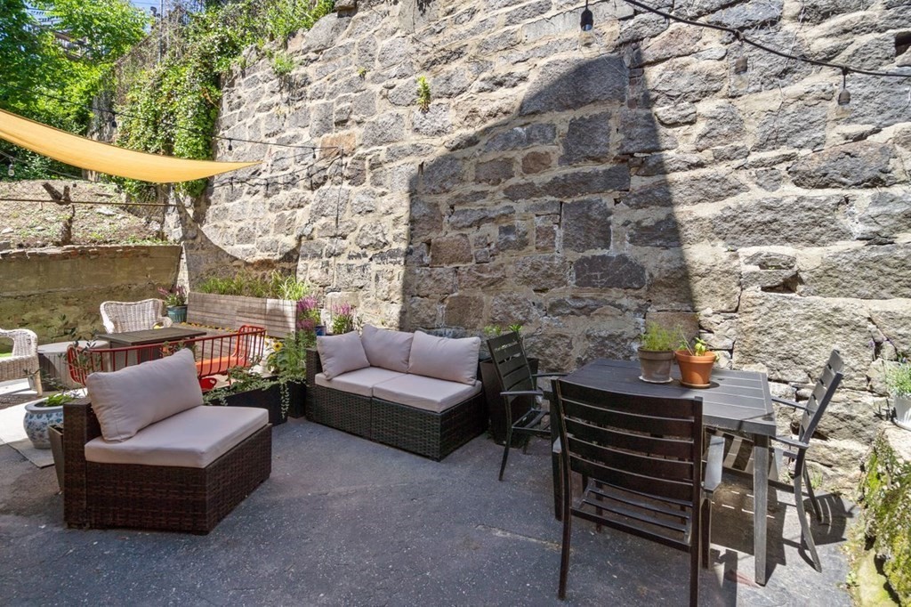 21 Wall St, Medford Street / The Neck