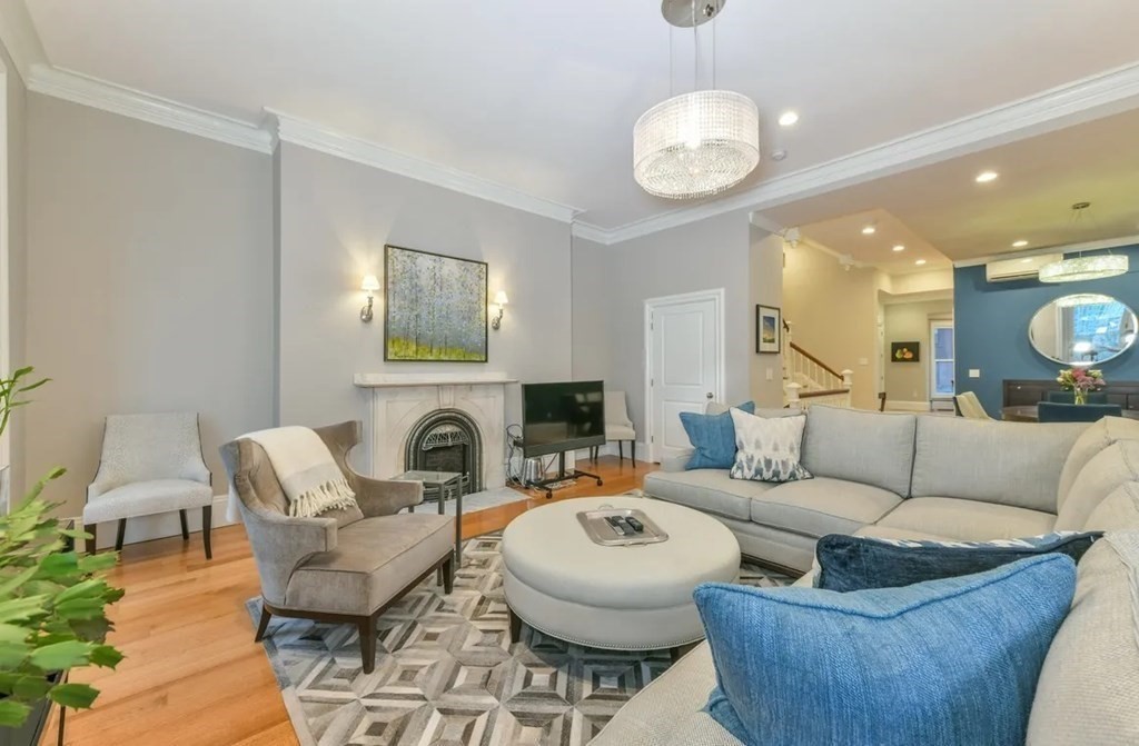 214 Beacon St, Back Bay