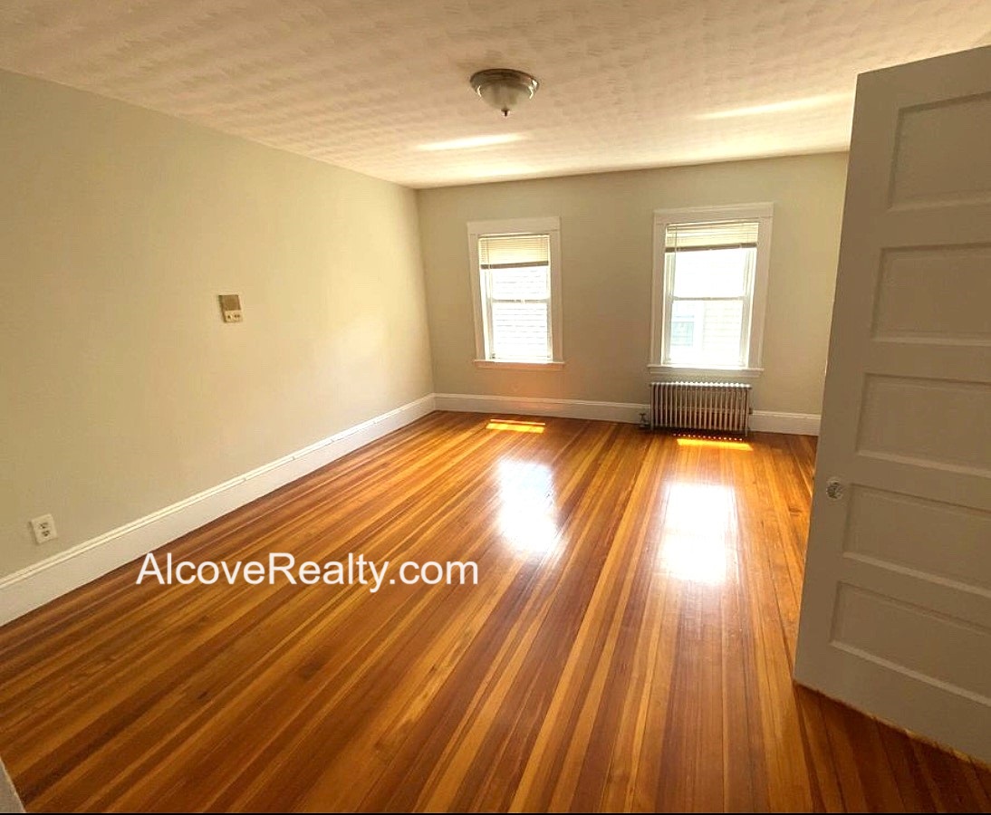 66 Simpson Ave, Tufts