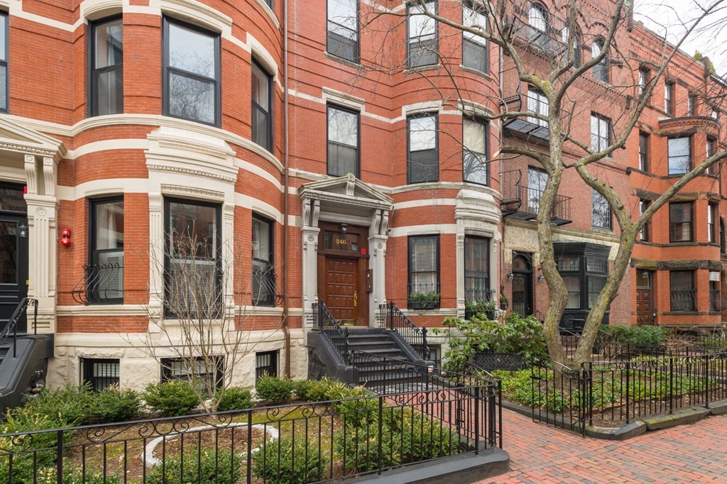 246 Marlborough St, Back Bay