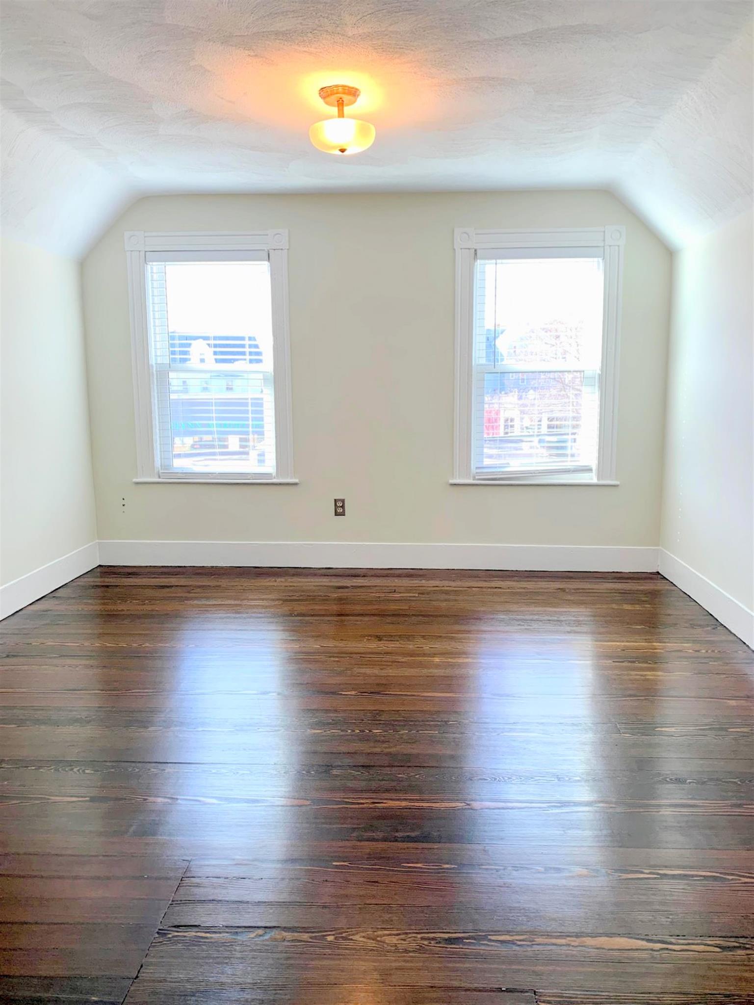 98 Bristol Rd, Medford