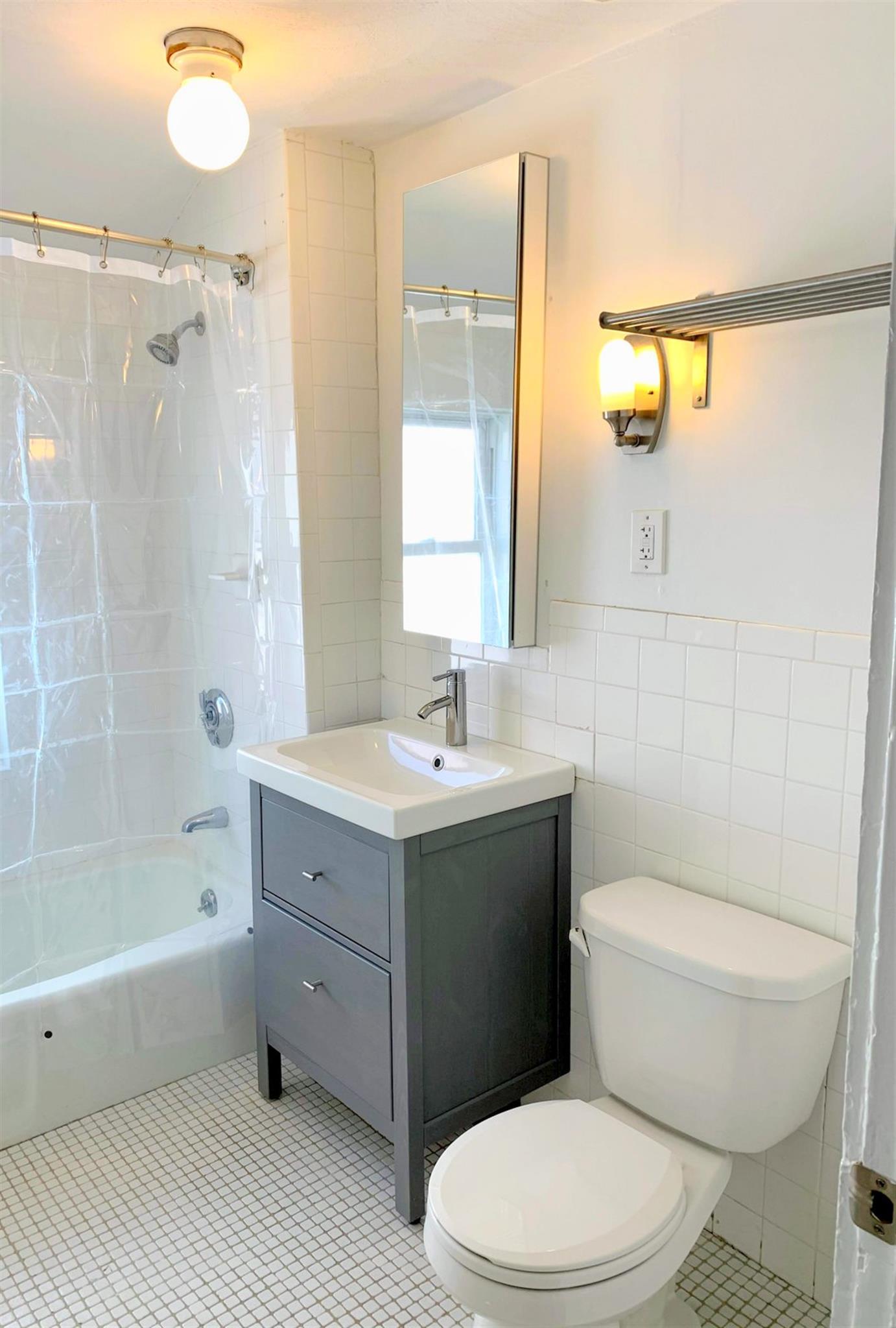 98 Bristol Rd, Medford