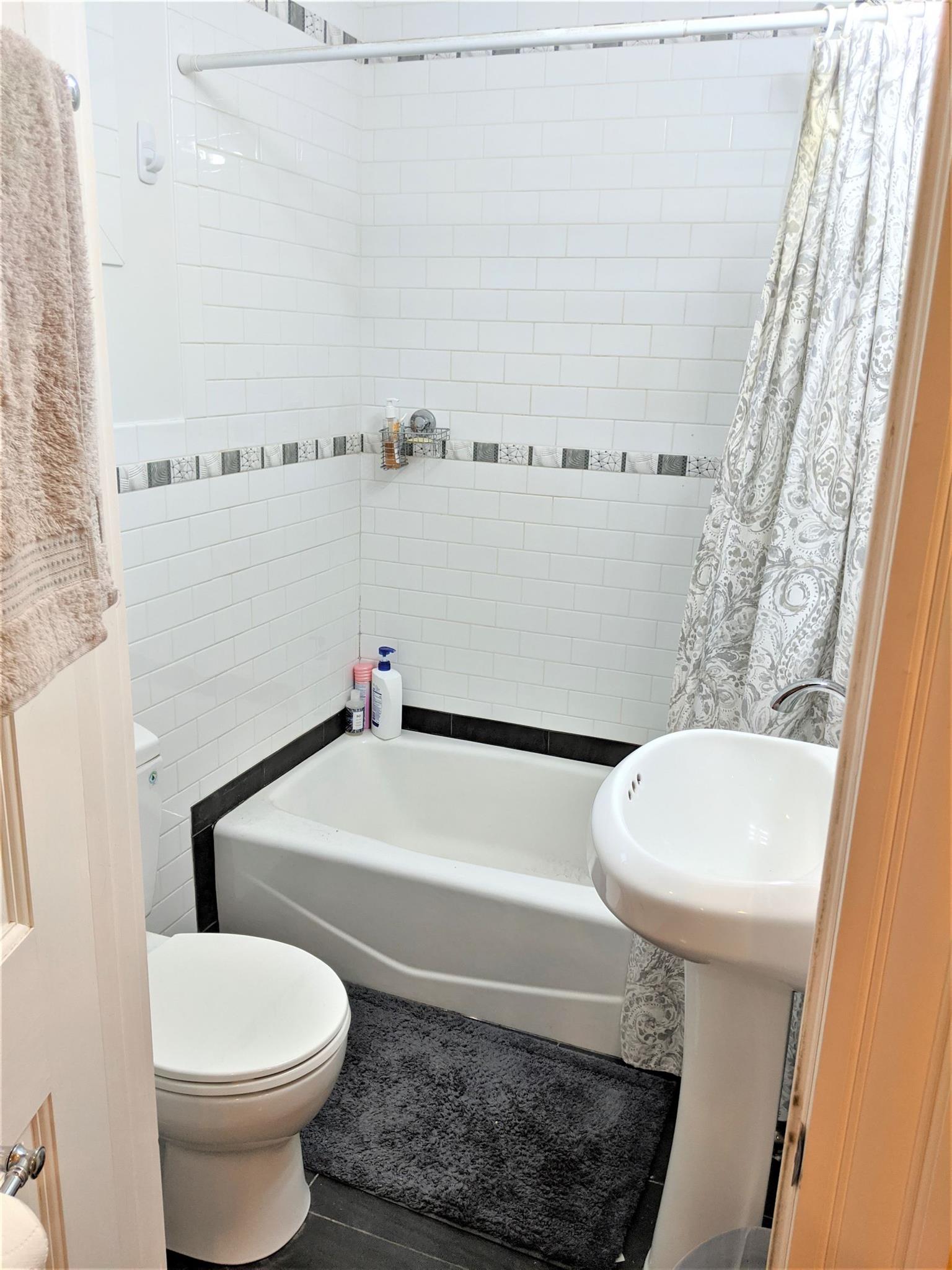 472 Main St, Medford