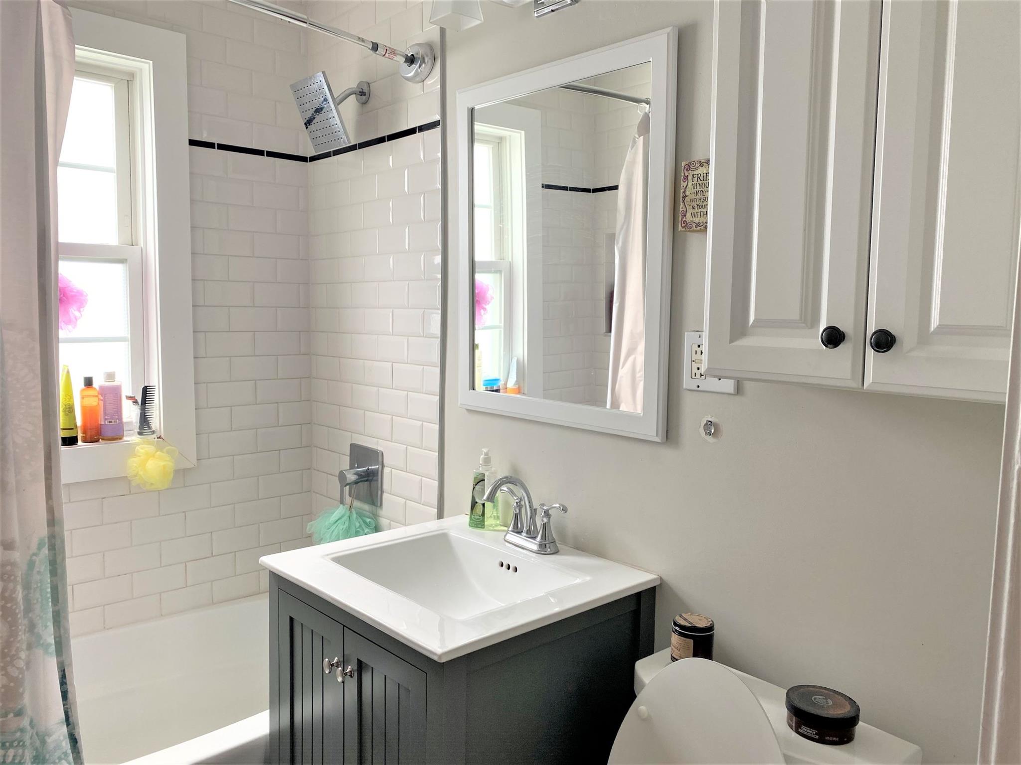 521 Main St, Medford