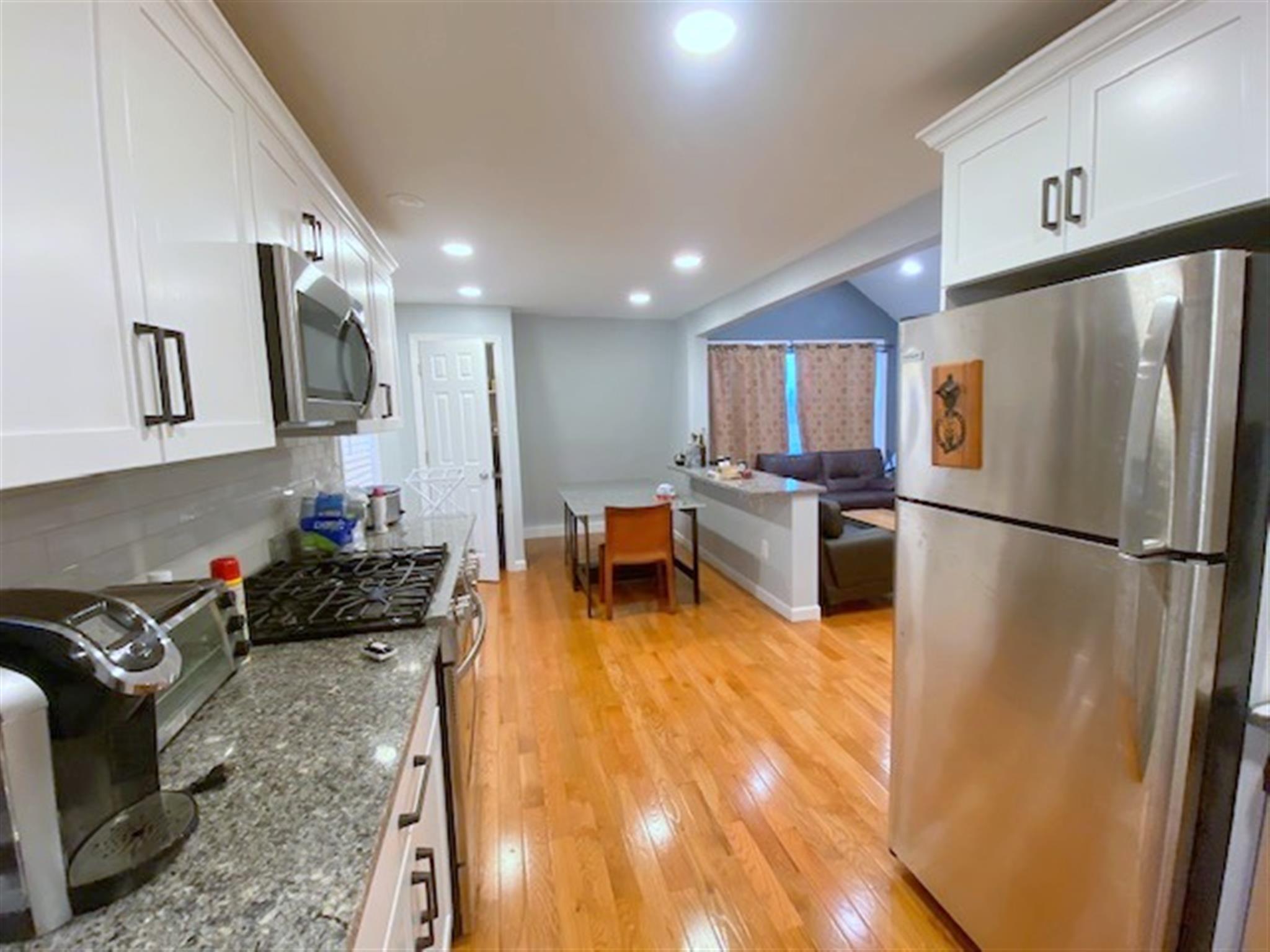 521 Main St, Medford