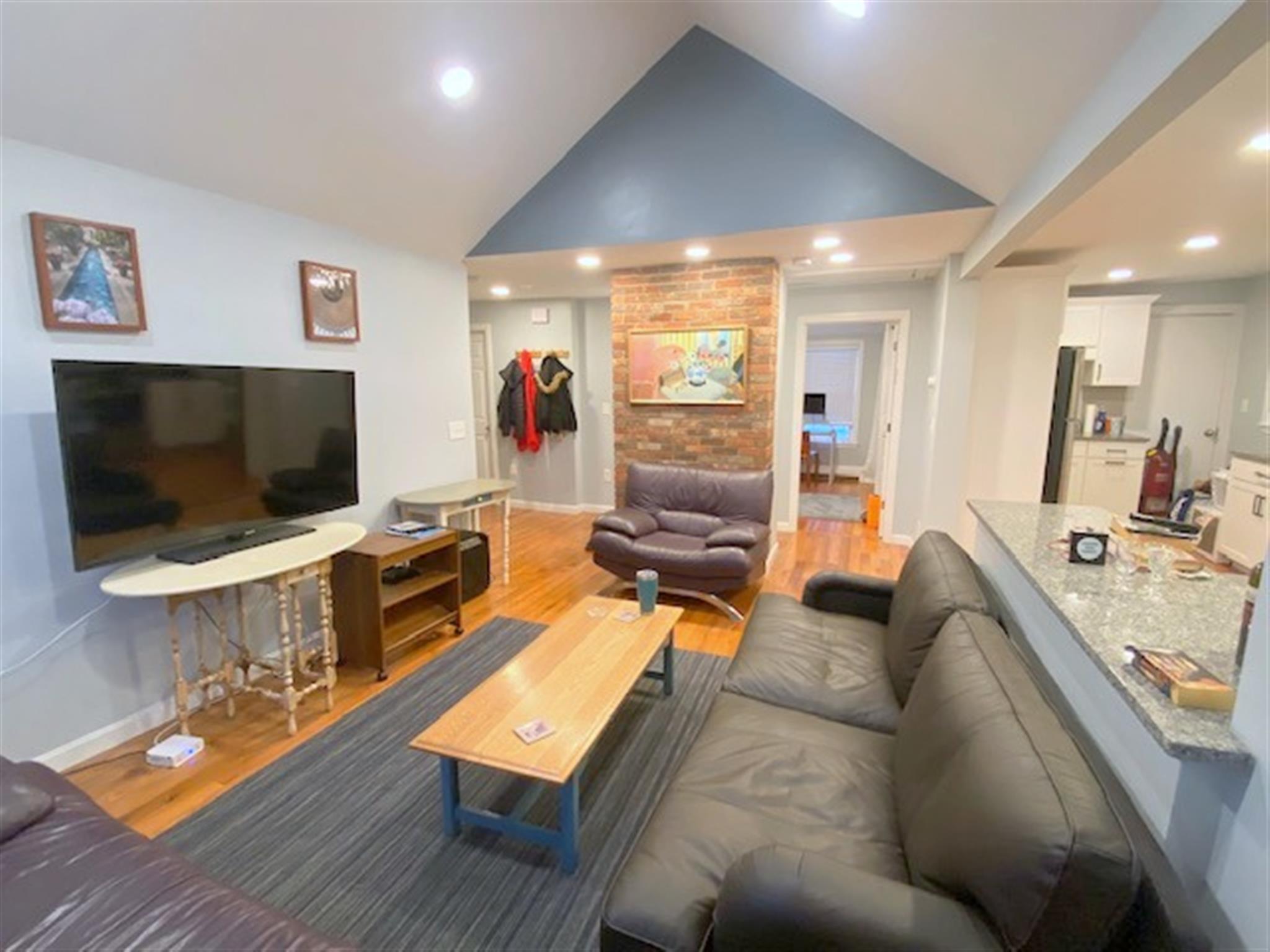 521 Main St, Medford