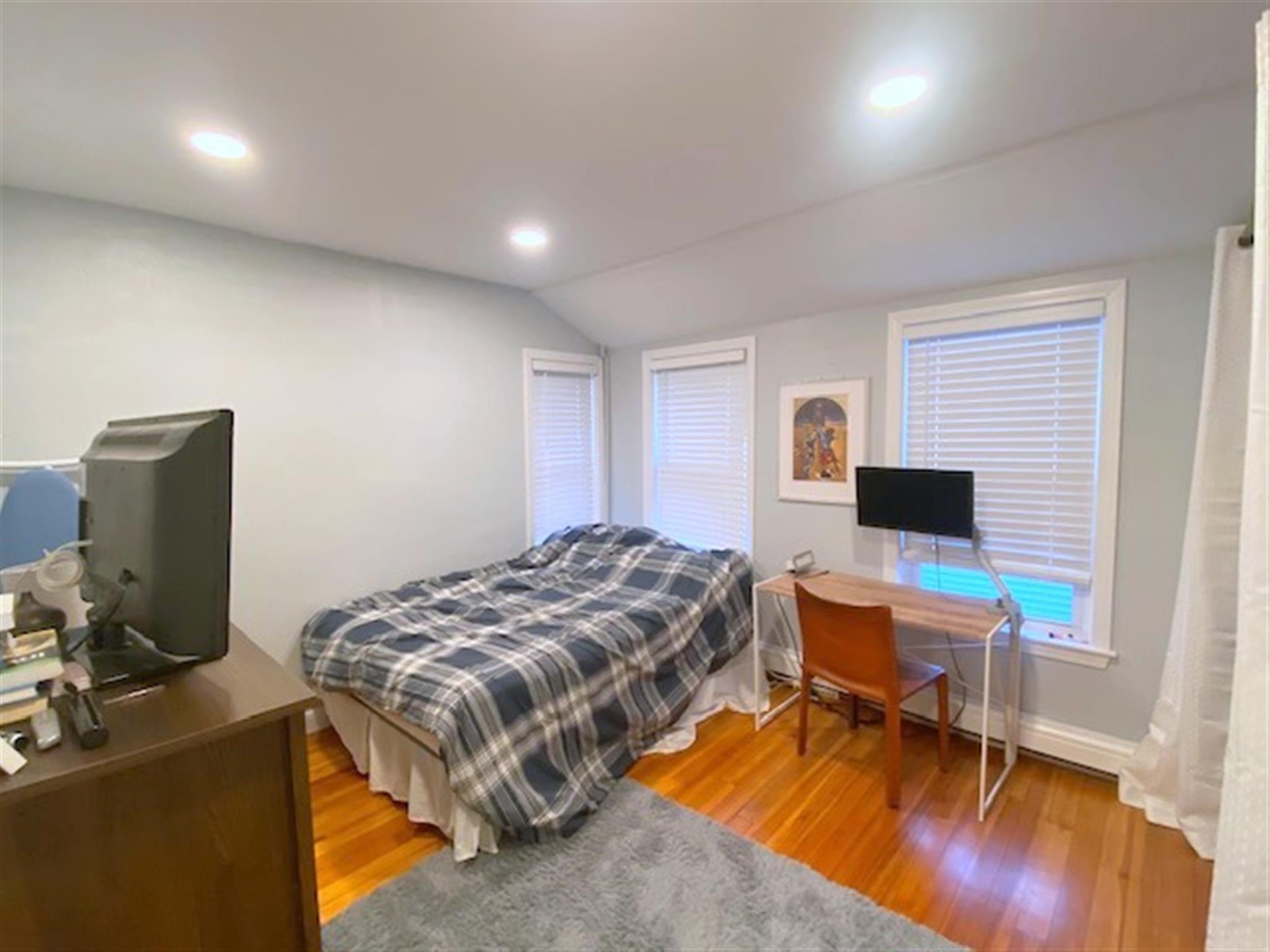 521 Main St, Medford