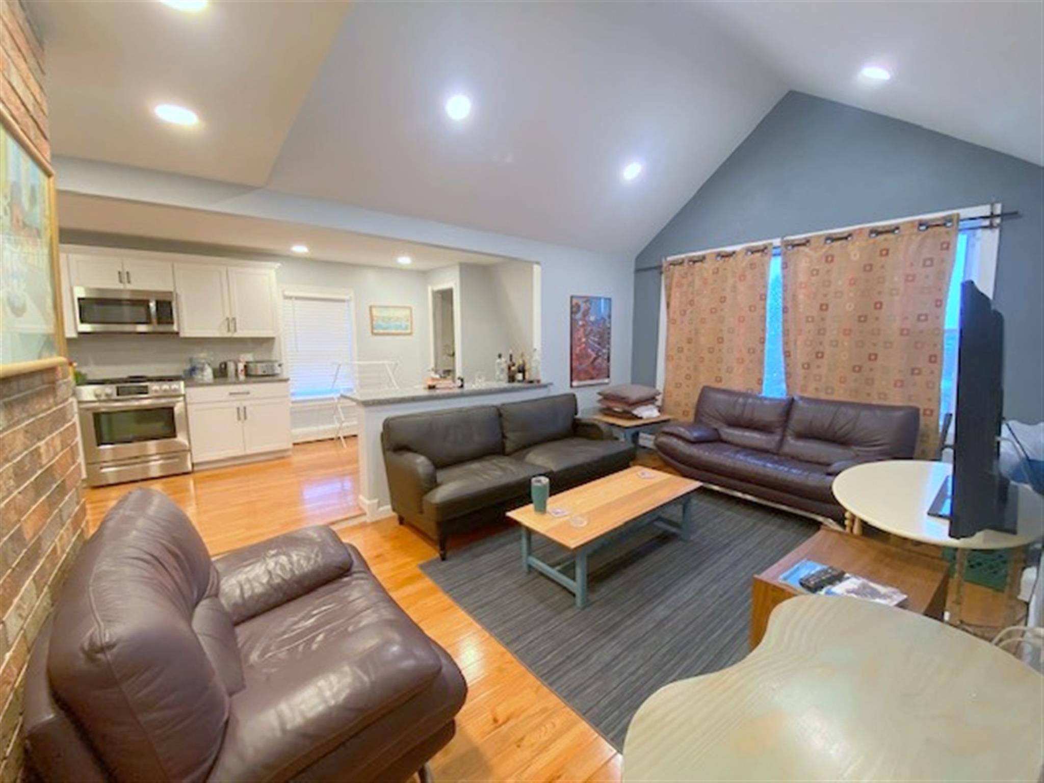 521 Main St, Medford