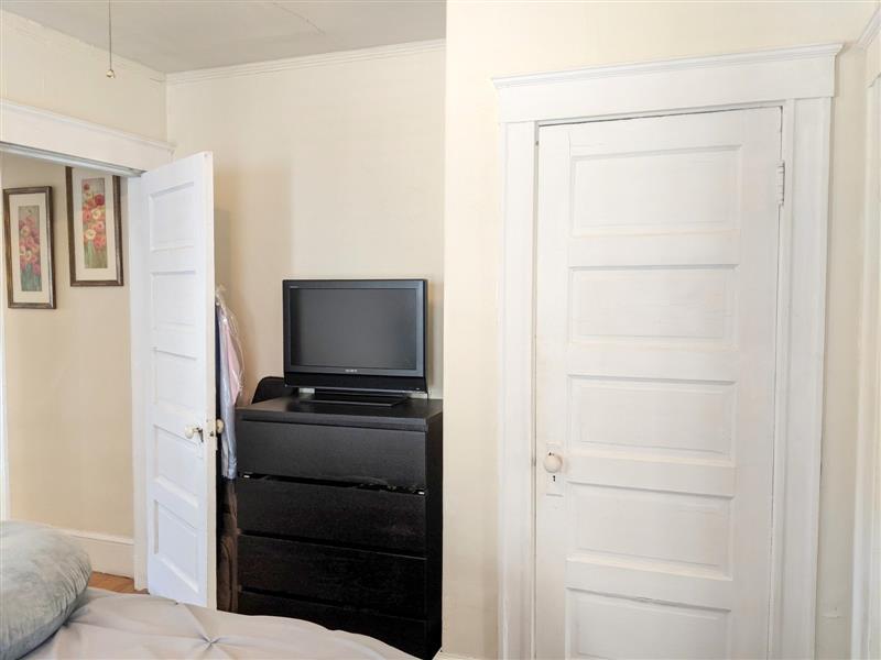 998 Broadway, Davis Square