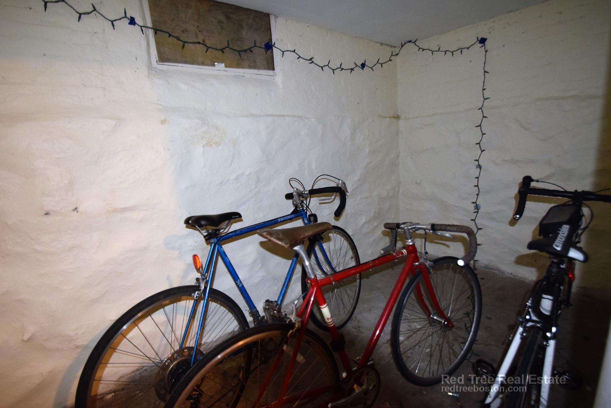 44 Pratt St, Allston