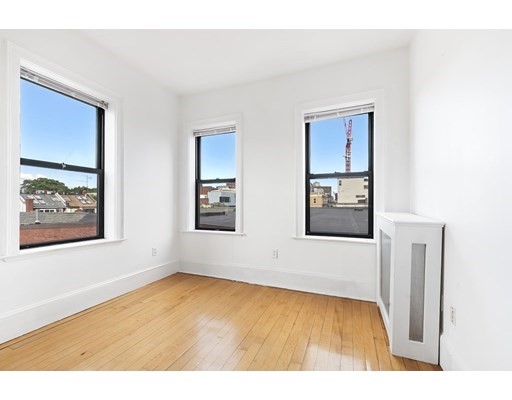 75 Burbank St, Fenway