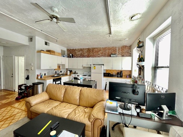 223 Endicott St, North End