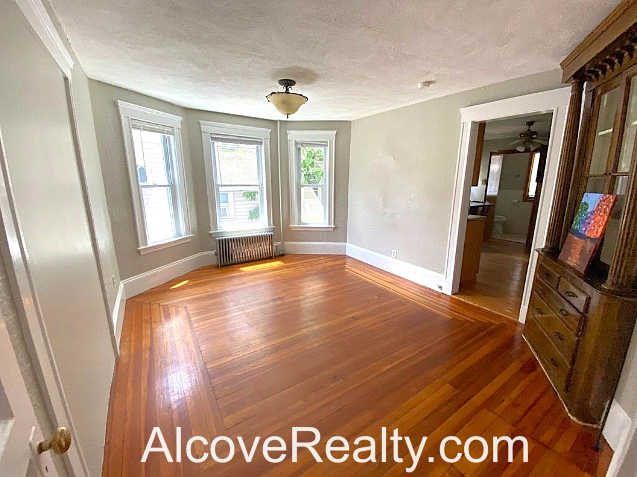 66 Simpson Ave, Tufts