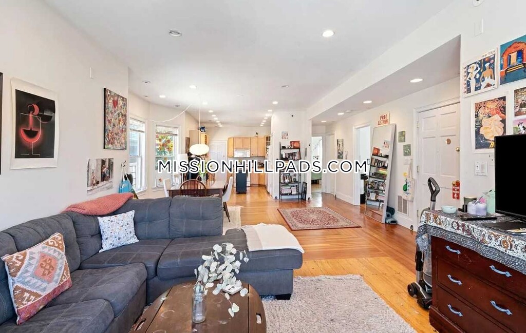 70 Hillside St, Mission Hill