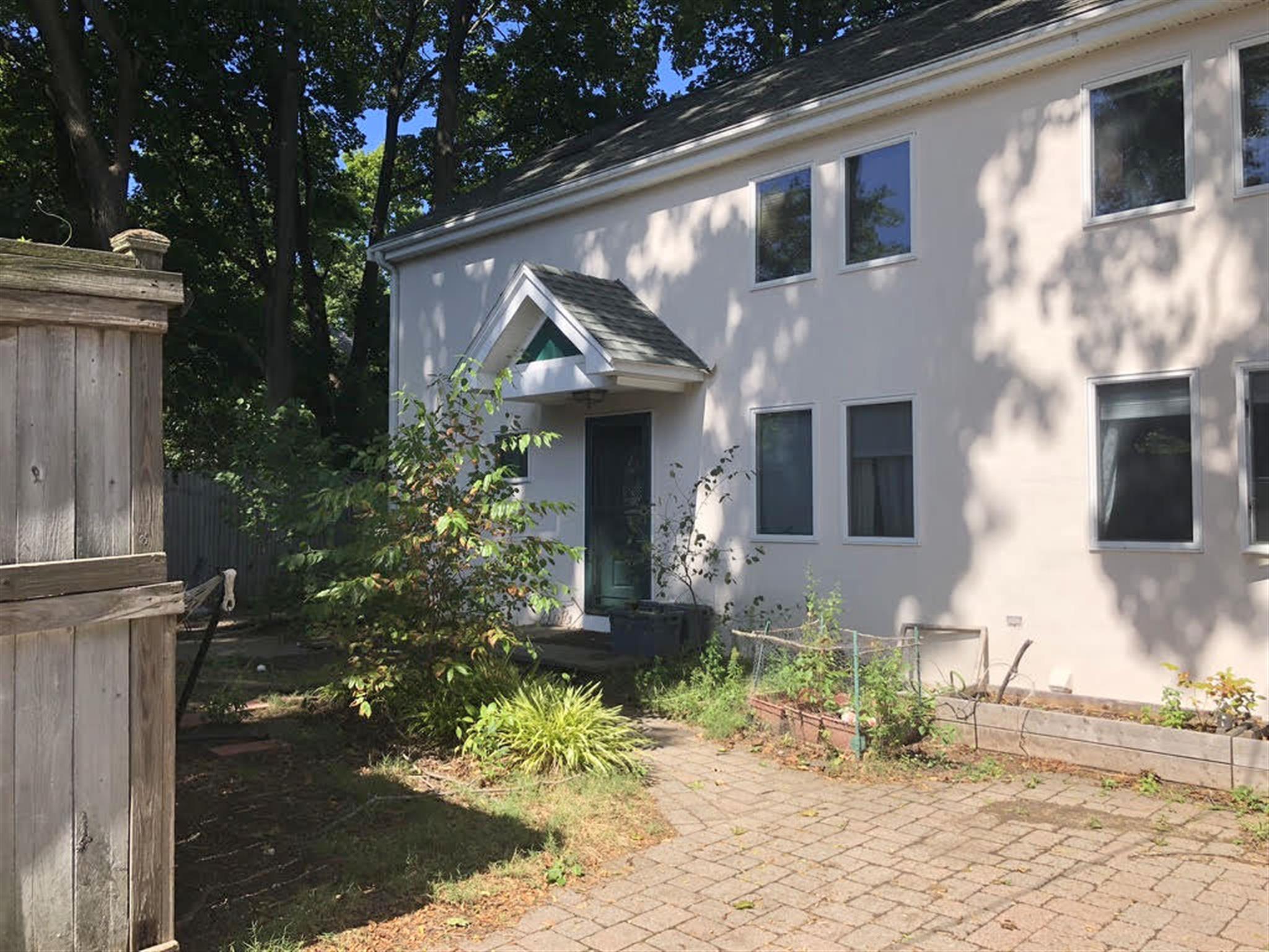 44 Monument St, Medford