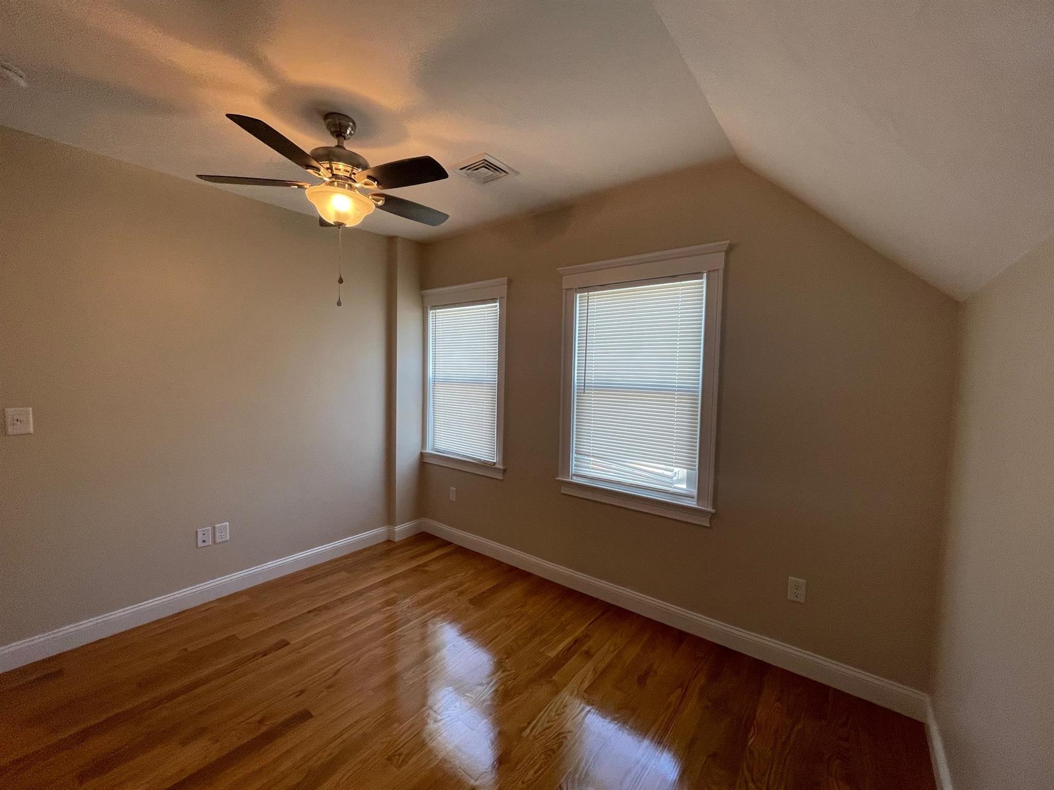 52 Albion St, Medford