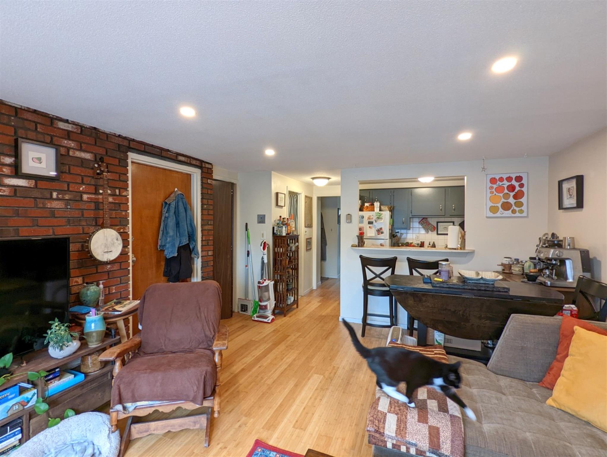 102 Alpine St, Magoun Square